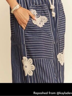 ❣️❣️Navy Striped Crochet-Appliqué Davi & Dani Cropped Pants❣️❣️
